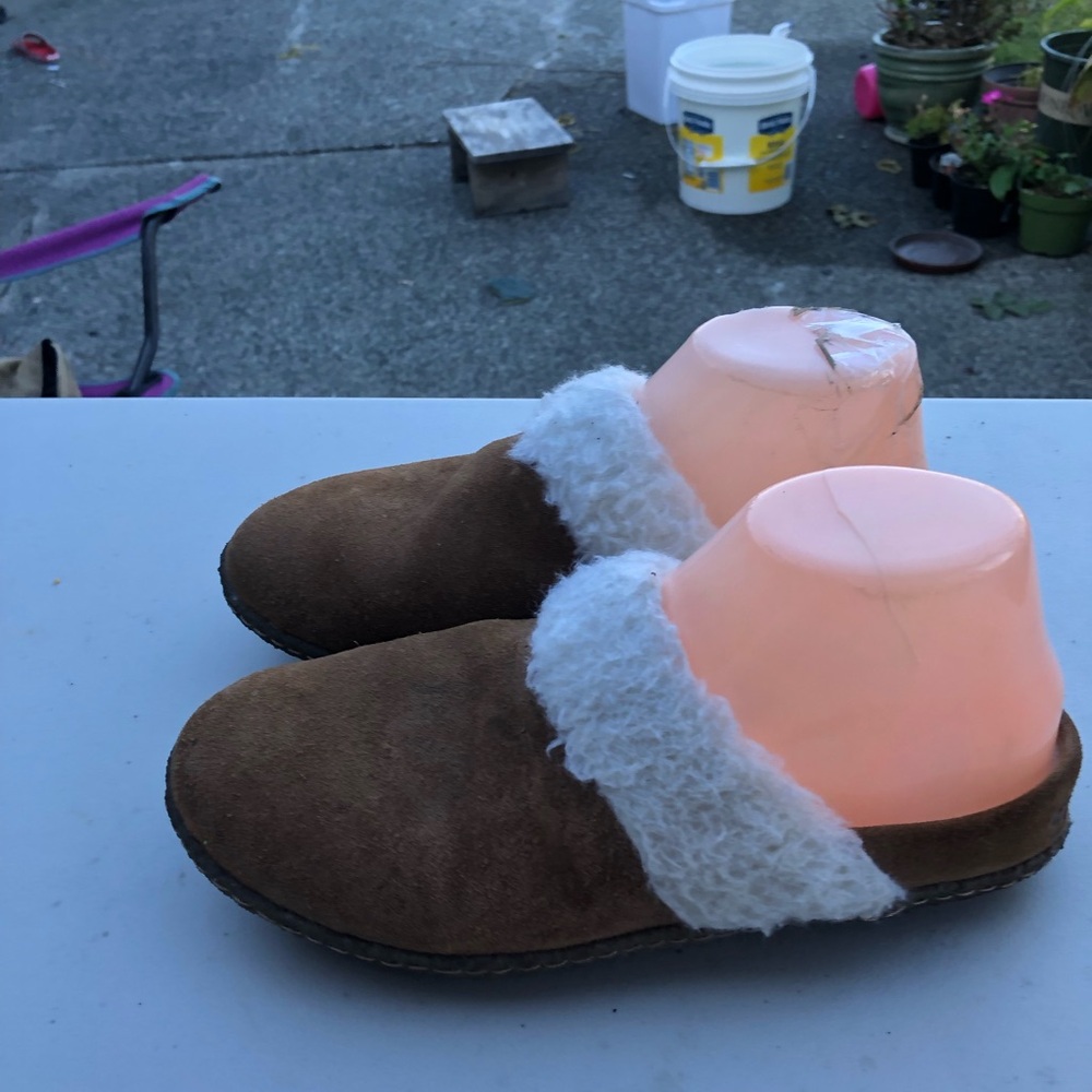 Cozy Brown Women’s Brown Suede with White Fur Trim Slippers Size 7